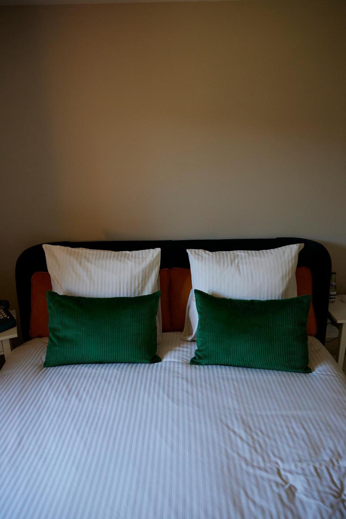 Le Sommelier Bed & Breakfast Байьол Екстериор снимка